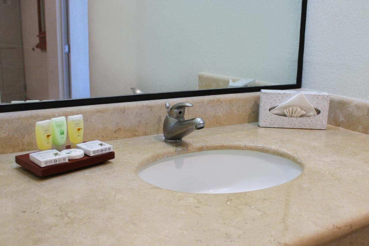 Hotel & Suites Real Del Lago 비야에르모사 외부 사진
